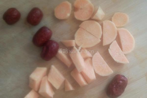 小米地瓜薏米红枣粥的做法图解2