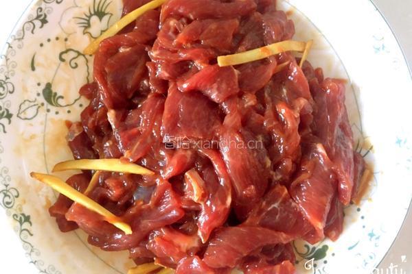 青椒芹菜炒牛肉的做法图解1