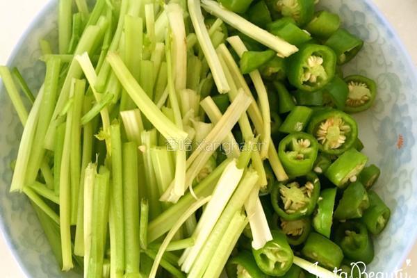 青椒芹菜炒牛肉的做法图解2