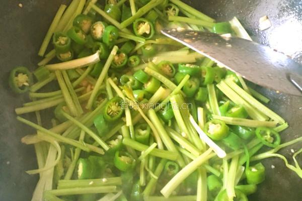 青椒芹菜炒牛肉的做法图解6
