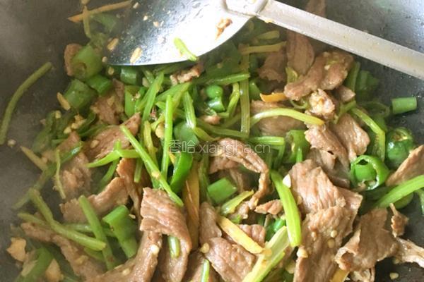 青椒芹菜炒牛肉的做法图解8
