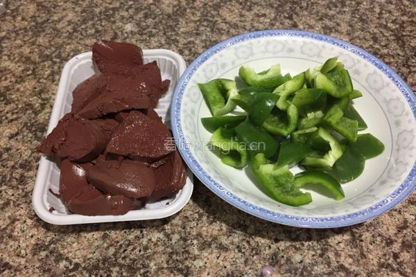 青椒炒猪血的做法图解2