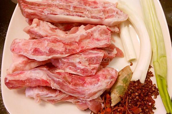 鲁菜大师蒋家菜秘制酱烧猪尾骨的做法图解1