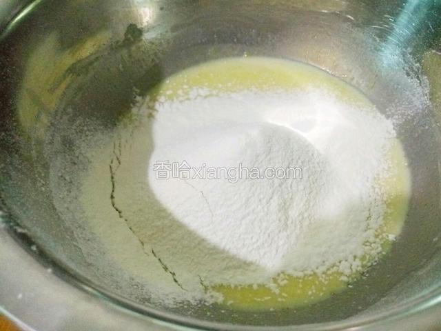 筛入低粉和玉米淀粉 最好过筛两遍 会更细腻
