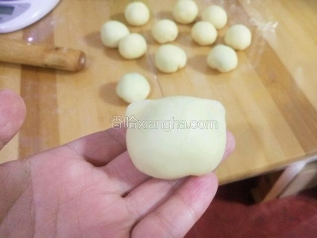 接下来就是最好玩的时刻 发挥你的想象力吧 由于大顺点名要小鸡和猫咪 小熊 海豹 丸子……
小熊就捏出两个小圆耳朵