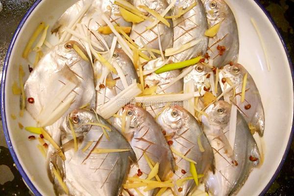 鲁菜大师蒋家菜香酥麻辣小海昌鱼的做法图解2
