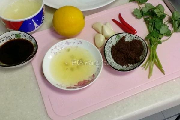 泰式蒸鲈鱼的做法图解1