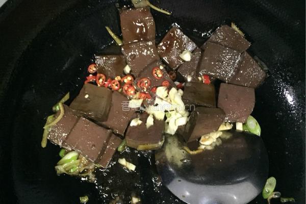 炒鸭血的做法图解2