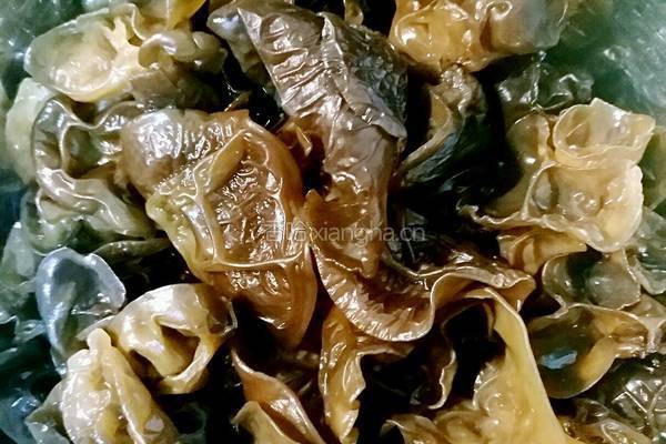 木耳鸡蛋炒黄瓜片的做法图解1