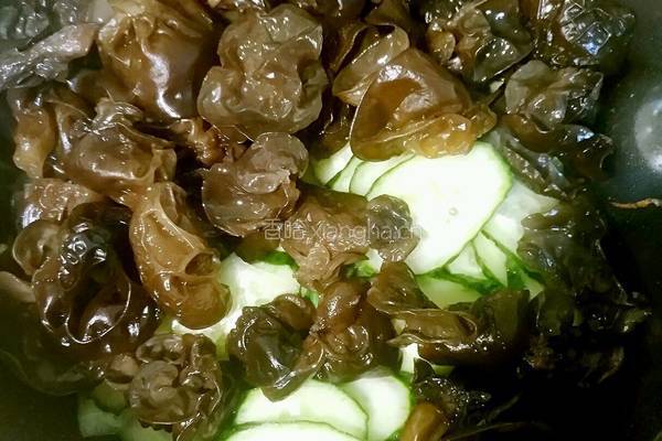 木耳鸡蛋炒黄瓜片的做法图解6