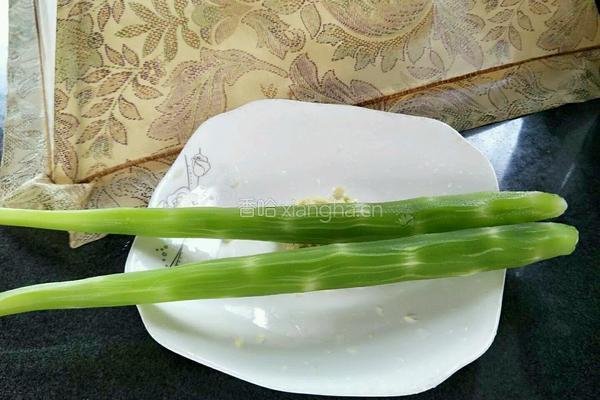 蒜蓉莴笋的做法图解1