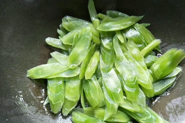 蒜蓉莴笋的做法图解4