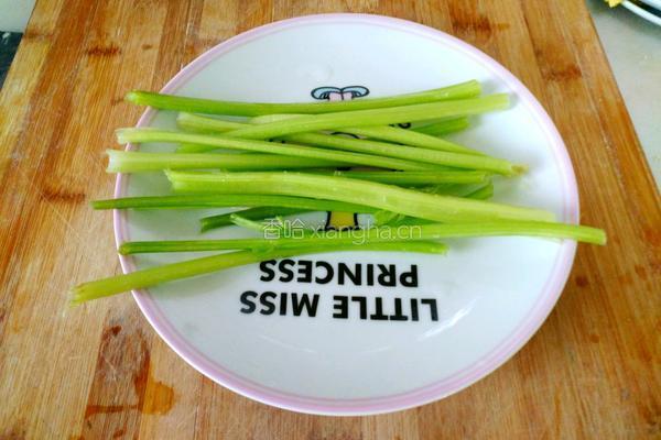 黄豆芽拌芹菜的做法图解1