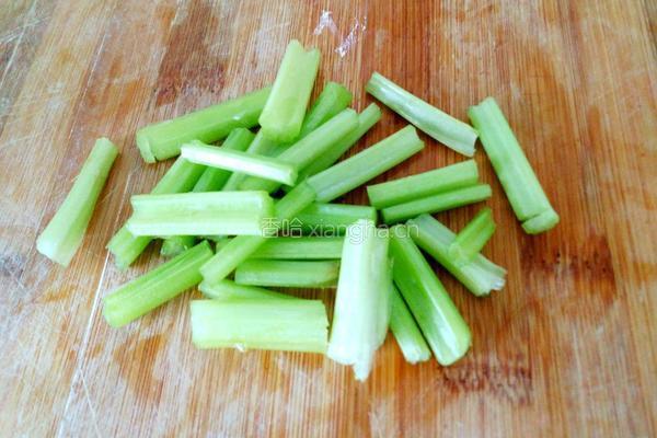 黄豆芽拌芹菜的做法图解4