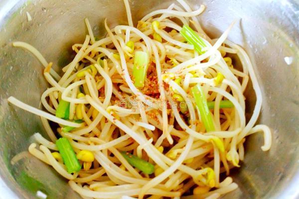 黄豆芽拌芹菜的做法图解14