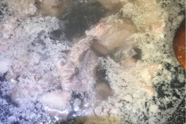 茶树菇排骨汤的做法图解3
