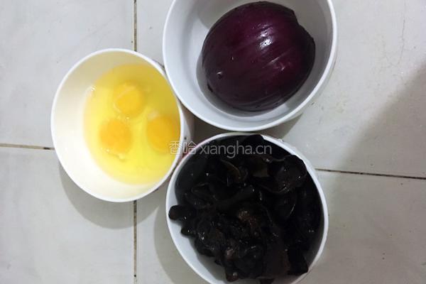 洋葱木耳炒鸡蛋的做法图解1