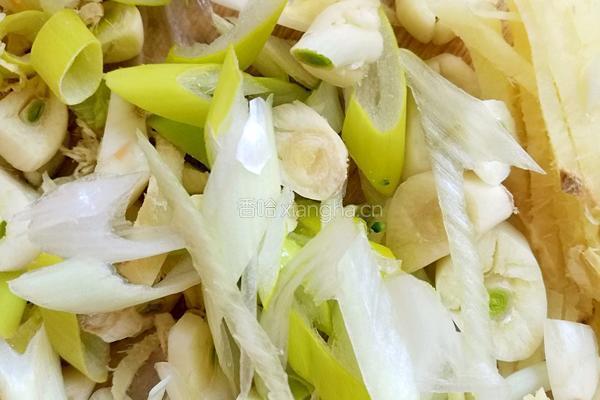 西兰花清炒胡萝卜的做法图解1