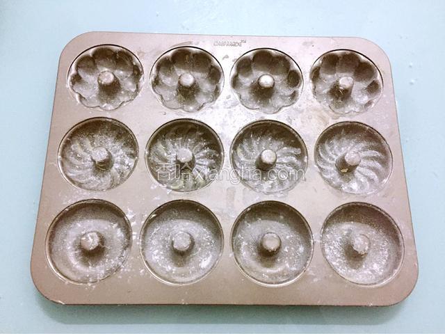再撒上高筋面粉防粘