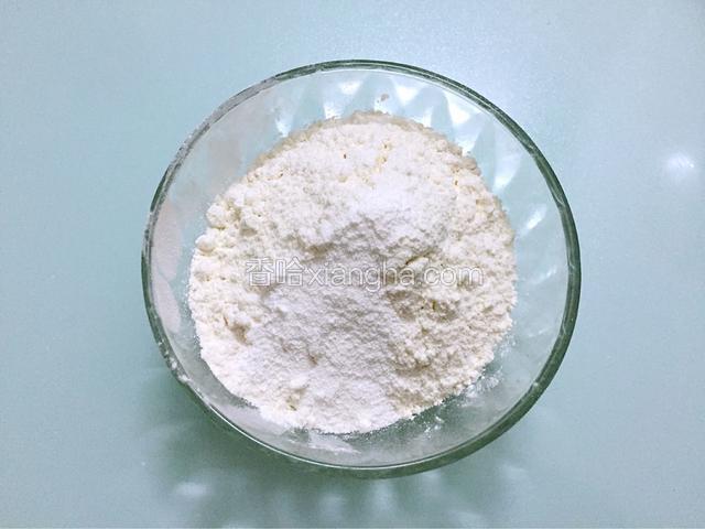 低筋面粉加入泡打粉混合均匀备用