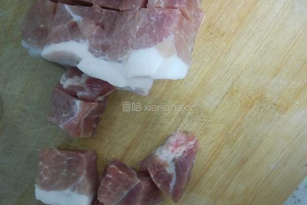 酸菜炖肉的做法图解1