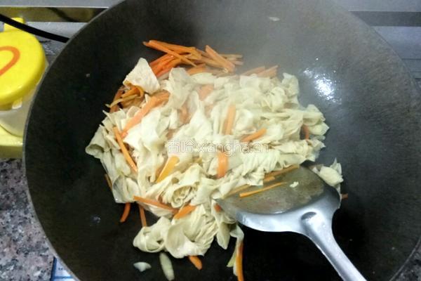 芹菜豆腐皮的做法图解3