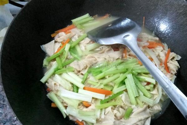 芹菜豆腐皮的做法图解5