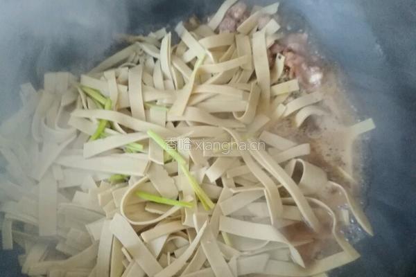 干豆腐炒蒜苗的做法图解3