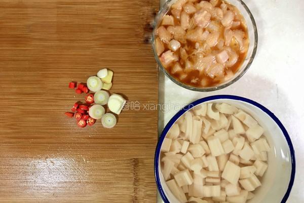 酸辣鸡肉藕丁的做法图解1