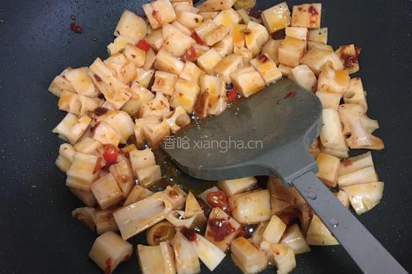 酸辣鸡肉藕丁的做法图解3