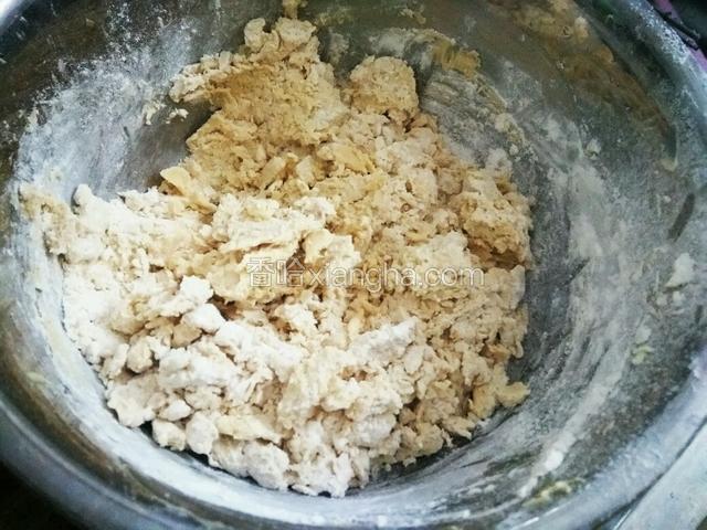 黄油软化加糖粉加鸡蛋加低筋面粉拌匀