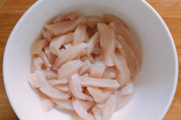 辣椒炒鸡胸肉的做法图解1
