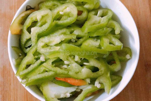 辣椒炒鸡胸肉的做法图解2