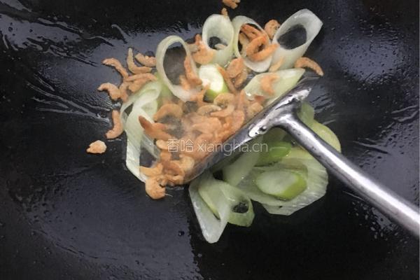 鱼饼虾米汤年糕的做法图解3