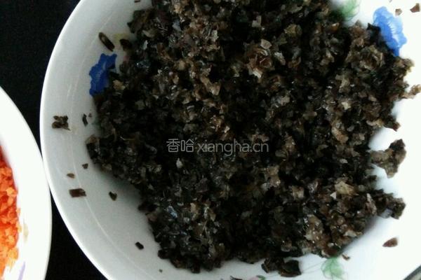 胡萝卜木耳猪肉蒸饺的做法图解3