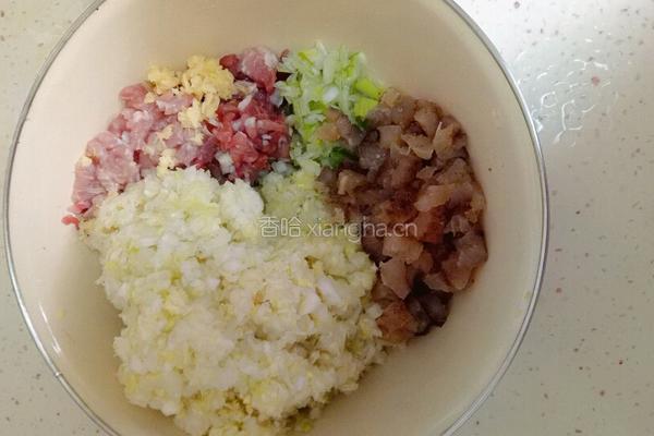 白菜猪肉虾仁饺和白菜猪肉海参饺的做法图解2