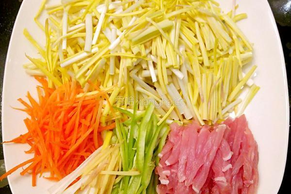 鲁菜大师蒋家菜蒜黄肉丝的做法图解2