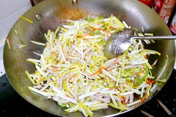 鲁菜大师蒋家菜蒜黄肉丝的做法图解3