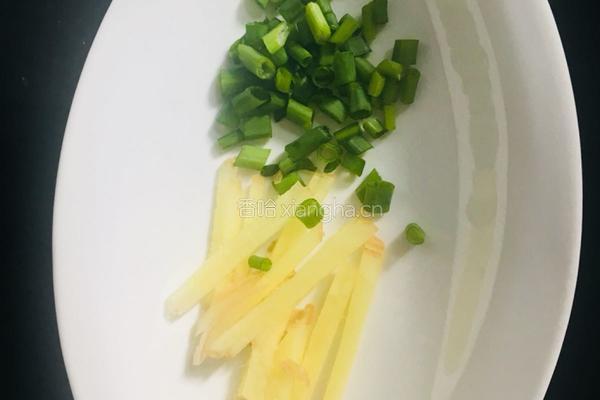 胡萝卜丝炒莴笋丝的做法图解2