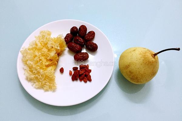 银耳雪梨汤的做法图解1