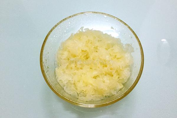 银耳雪梨汤的做法图解3