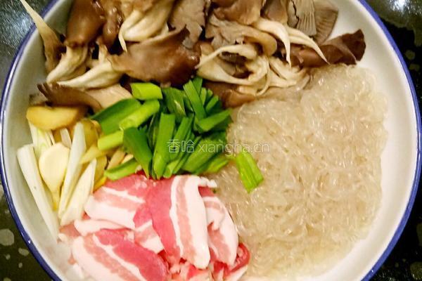 鲁菜大师蒋家菜五花肉炖蘑菇粉条的做法图解2