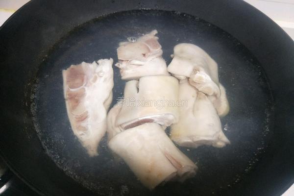 猪手炖黄豆的做法图解2
