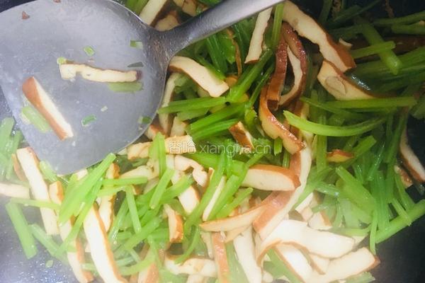 芹菜炒香干的做法图解16