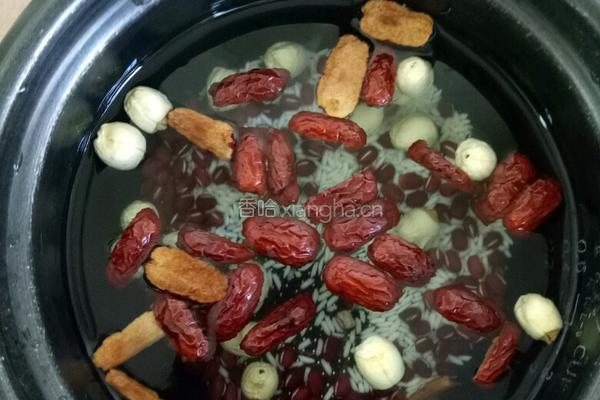 红豆莲子糯米粥的做法图解2