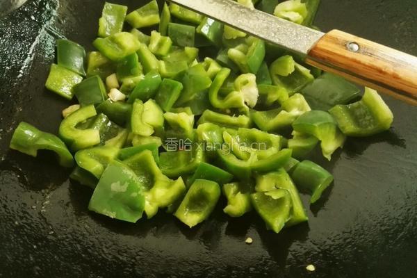 五花肉炒青椒的做法图解5