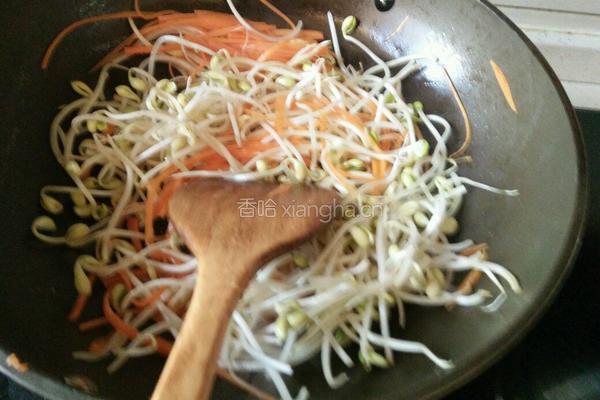 胡萝卜炒豆芽的做法图解3