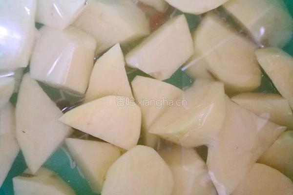 土豆炖牛肉盖饭的做法图解1