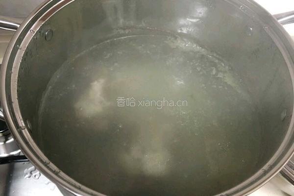 筒子骨汤煮黑鱼片的做法图解2