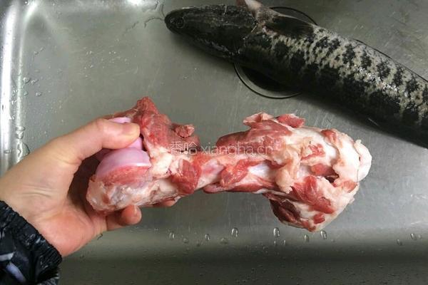 筒子骨汤煮黑鱼片的做法图解1